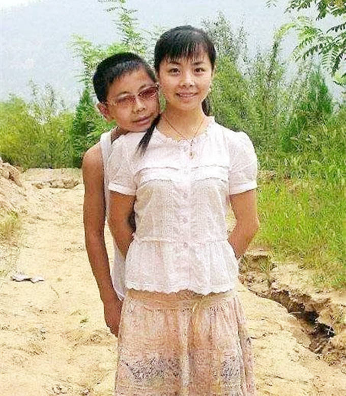 从农村走进星光大道登上央视舞台,如今王二妮回归农村,值得吗?_李飞
