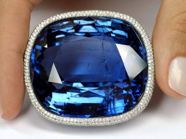 材质:白金 主石:枕形切割蓝宝石,重422.66ct 副石:钻石,苘重36.