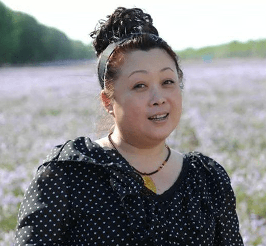 李小璐母亲李小璐离婚后妈妈首更动态希望女儿脸上挂笑曾教她要珍惜姻