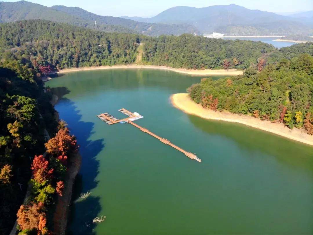 小坑水库坐落在小坑国家森林公园之中,深秋时节,满山枫叶红透,一点一