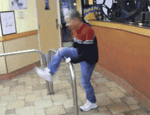 gif搞笑动图喂小姐姐你东西掉了我帮你吧