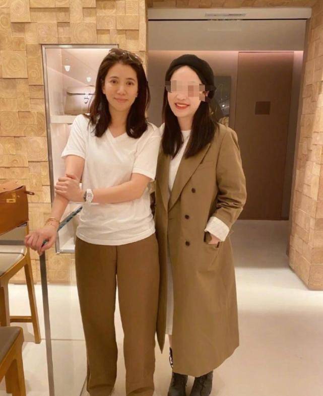 袁咏仪素颜现身奢侈品店，张智霖一旁乖巧坐等