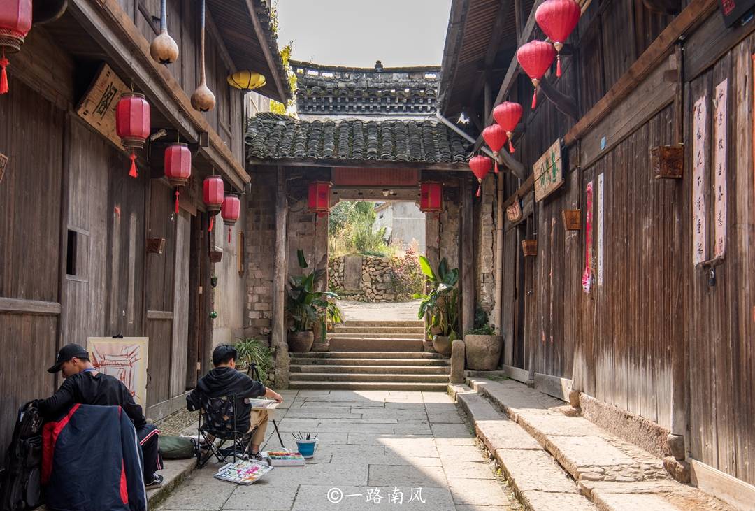 浙江缙云隐藏一座千年古村，150米古街遍布写生者，街名大有来头_游客