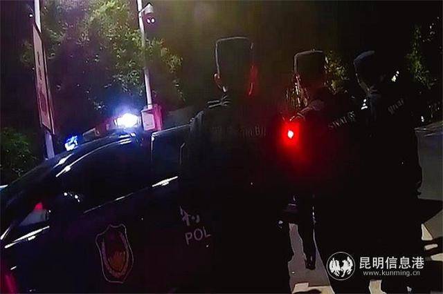 一男子疑因情感问题跳滇池轻生！昆明特警紧急