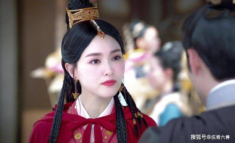 唐嫣晒女儿看《燕云台》照片,宝宝小肉手出镜,比OK手势超可爱
