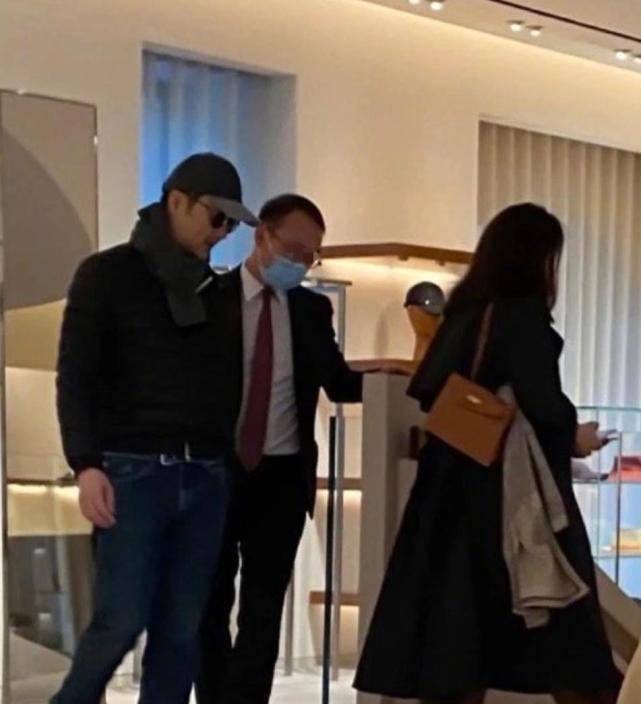 袁咏仪素颜现身奢侈品店，张智霖一旁乖巧坐等