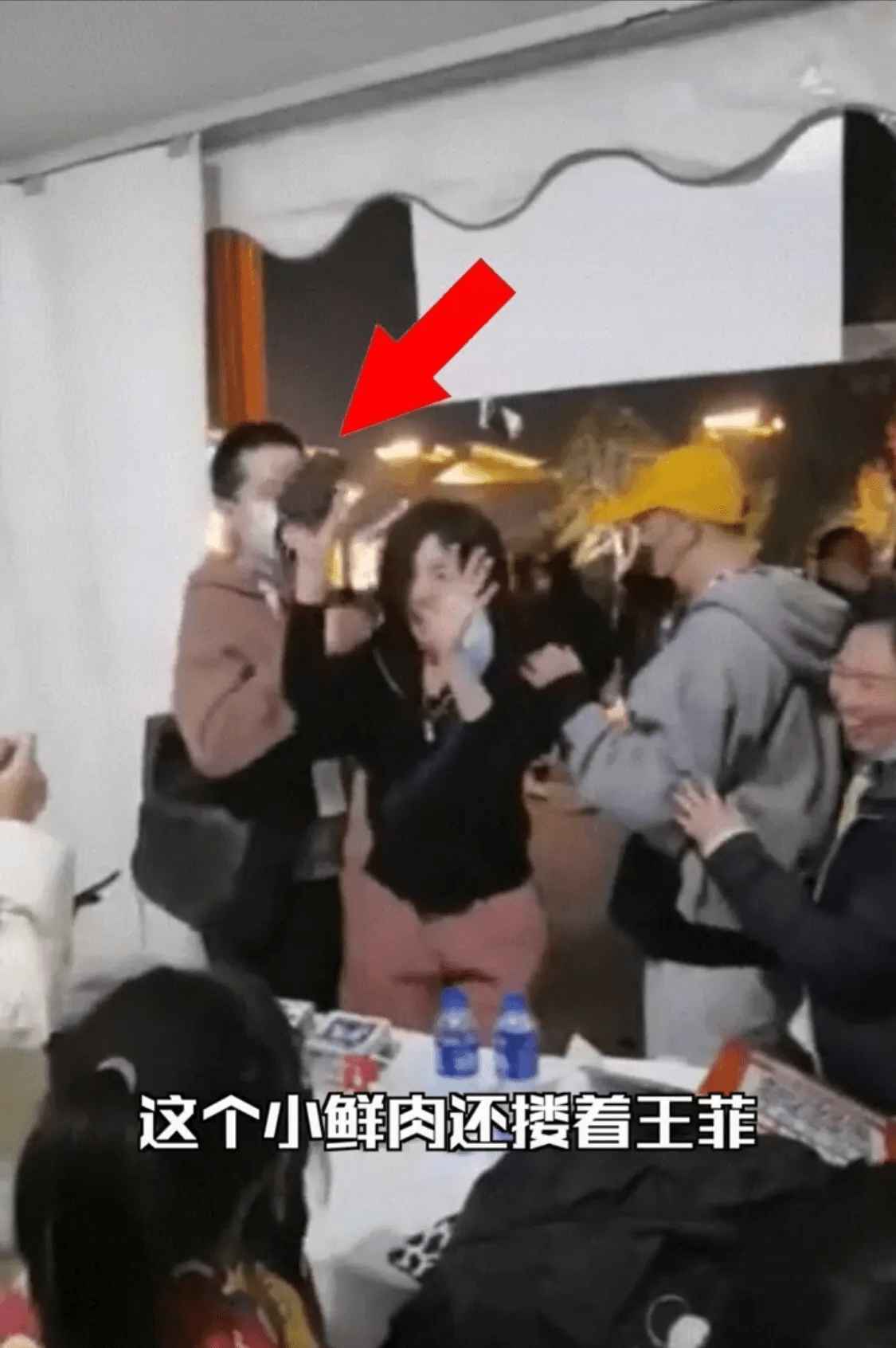 王菲与小鲜肉频繁同框 谢霆锋独坐西湖听歌