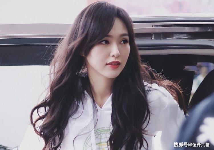 唐嫣晒女儿看《燕云台》照片,宝宝小肉手出镜,比OK手势超可爱
