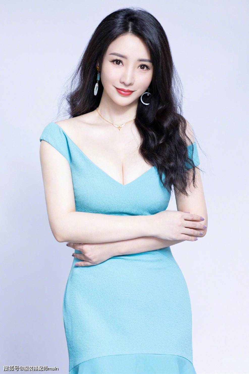 风衣|柳岩剪短发后更美了，风衣搭配细高跟优雅迷人，小个头穿出御姐范