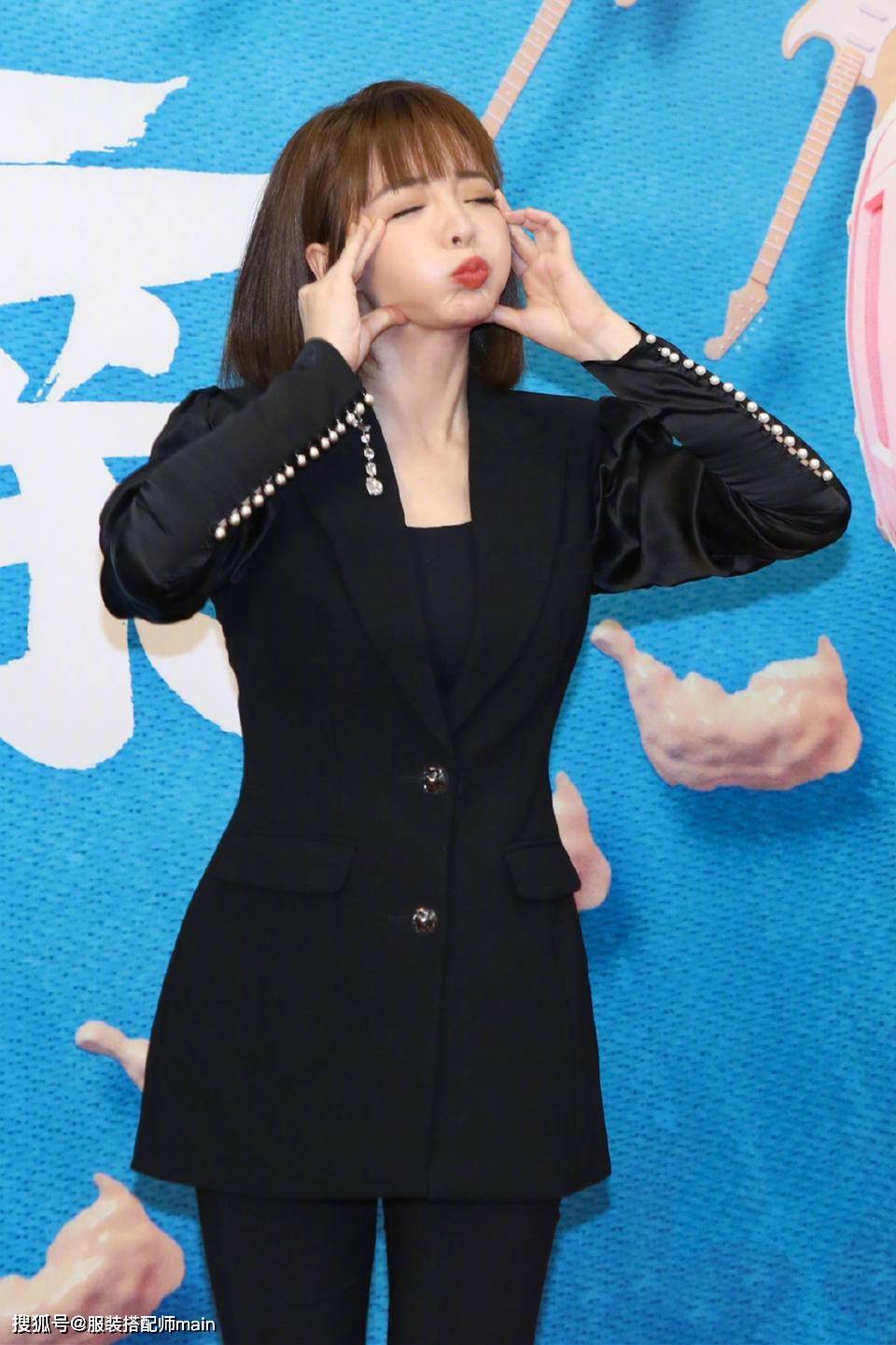 风衣|柳岩剪短发后更美了，风衣搭配细高跟优雅迷人，小个头穿出御姐范