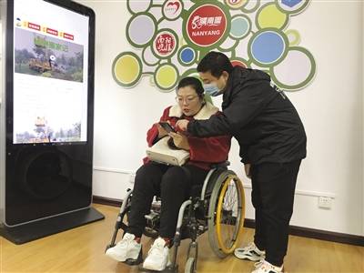
坐着轮椅到场南阳日报社“全媒体开放日”运动“日报新媒体 让人眼前一亮”_开云官方网站(图2)