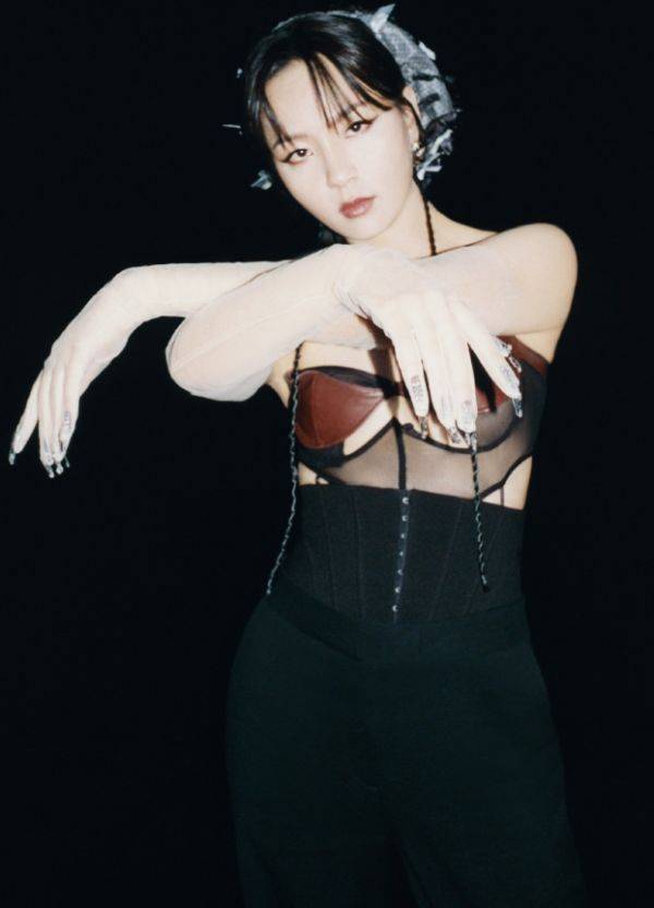 路线|“男人婆”周笔畅也走性感路线？看她穿薄纱裙露面，比杨幂还要撩