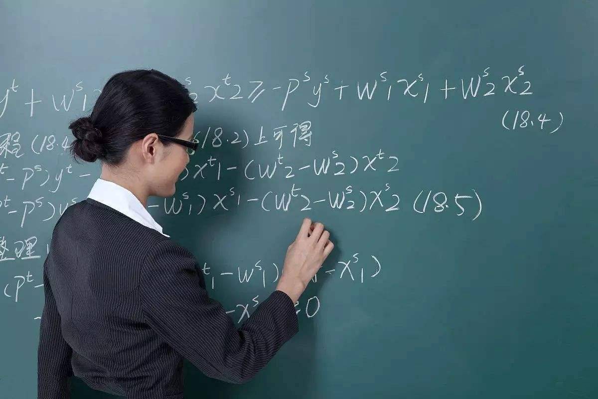老师称工作量饱和,家长批改作业能提高效率节省时间?