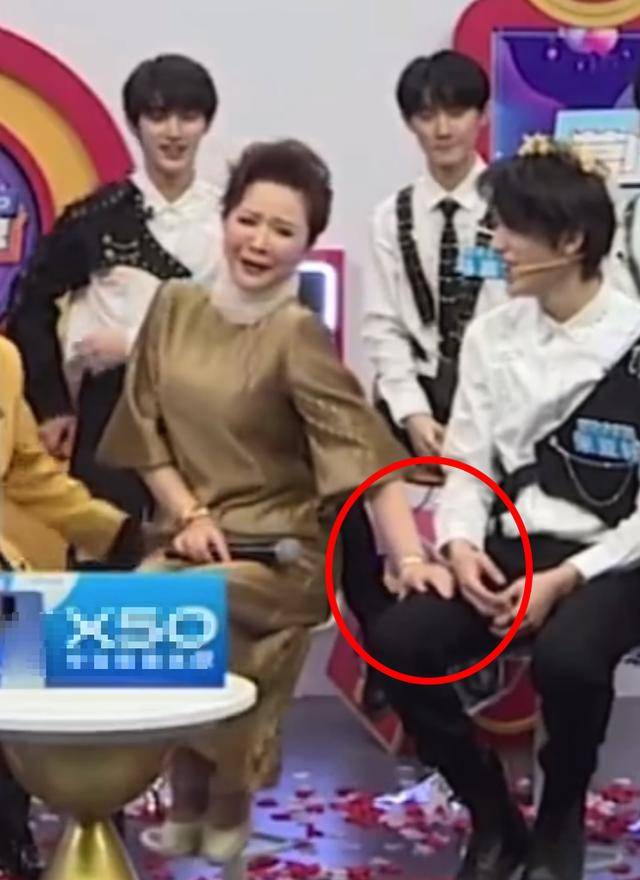 蔡明和16岁男偶像同台，频繁牵手搭腿，被调侃：