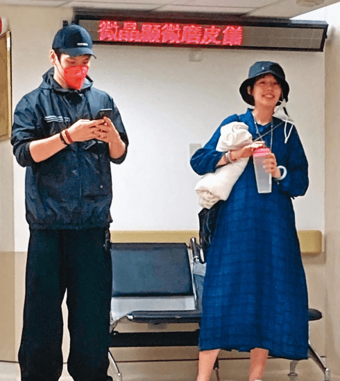 皮肤|郭碧婷产后首照，素颜不蜡黄又白回来了，坐月子这么多人伺候！