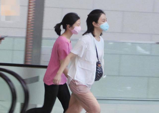 女儿|关咏荷息影之后都是素颜，发现记者跟拍，带女儿飞快逃走！