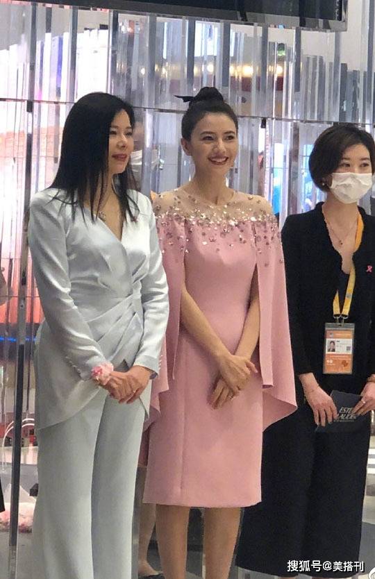 鱼尾纹|41岁高圆圆新路透，穿粉裙笑出鱼尾纹，完美诠释气质比容貌重要