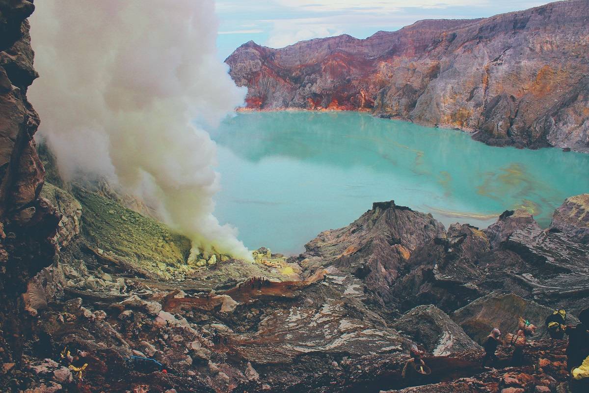 因其高颜值带火的火山:周身覆盖高浓度硫,仍吸引无数游客打卡