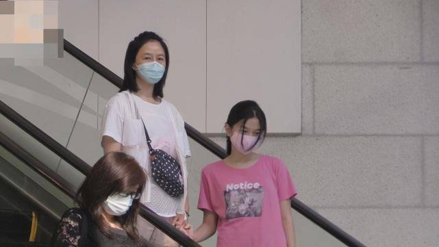 女儿|关咏荷息影之后都是素颜，发现记者跟拍，带女儿飞快逃走！