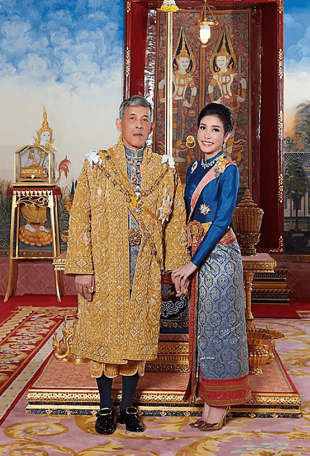 戴婆婆|诗妮娜逆袭了！V领泡泡袖修身裙，不戴婆婆珠宝也美得光彩照人