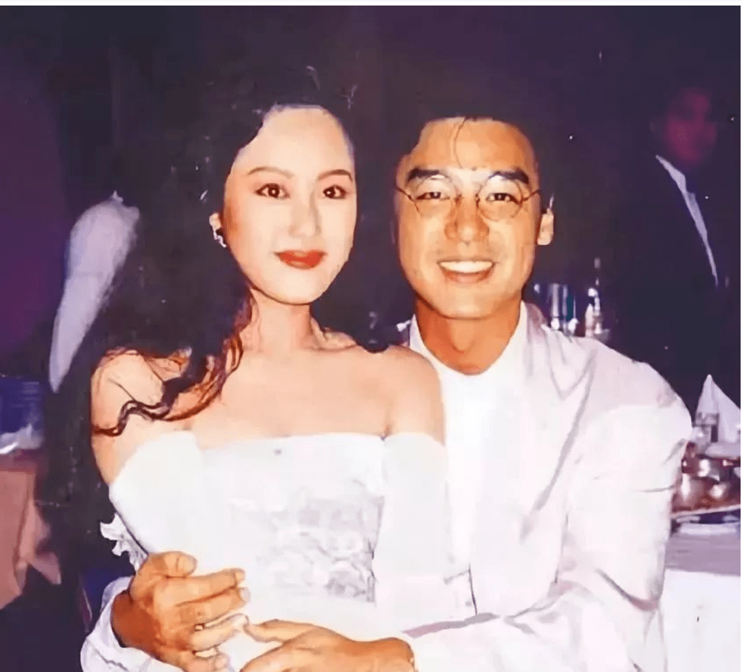 他是传奇歌王，被名媛老婆“买”破产，又掷百
