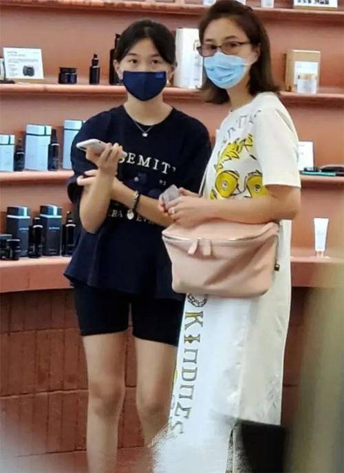 女儿|关咏荷息影之后都是素颜，发现记者跟拍，带女儿飞快逃走！