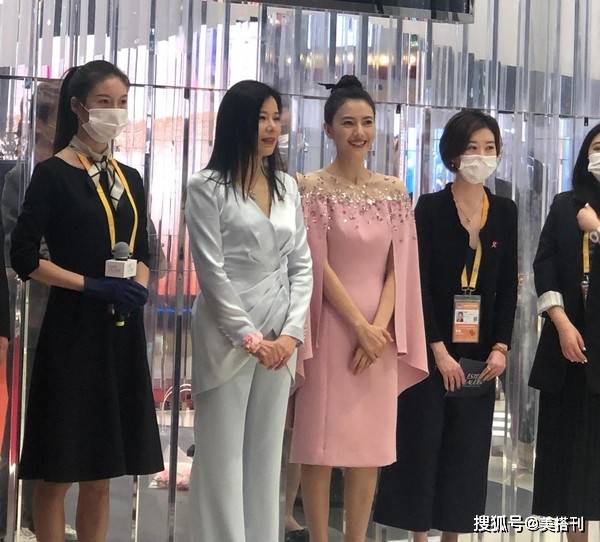 鱼尾纹|41岁高圆圆新路透，穿粉裙笑出鱼尾纹，完美诠释气质比容貌重要