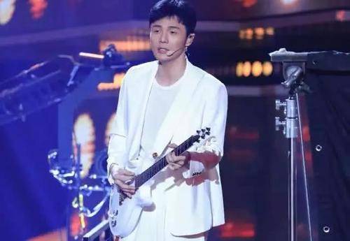 杨丞琳演唱会踩空擦伤！李荣浩发长文心疼老婆