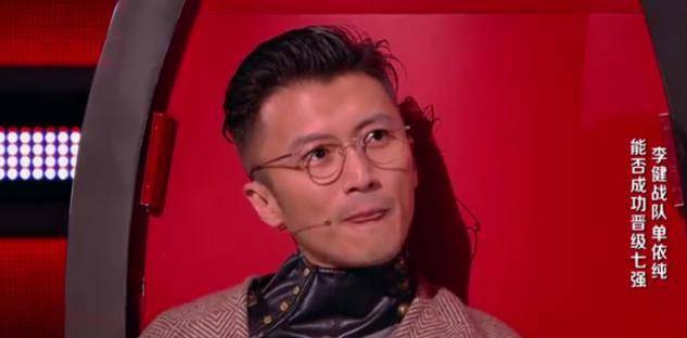 谢霆锋对女学员眼神溺爱!称自己因她多了白头发