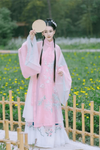 汉服配绣花鞋怎么搭_白色的绣花鞋配汉服