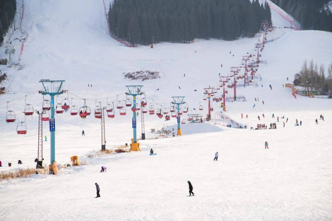 丝绸之路国际滑雪场位于乌鲁木齐市西水沟镇,地处天山北坡逆温带谷地