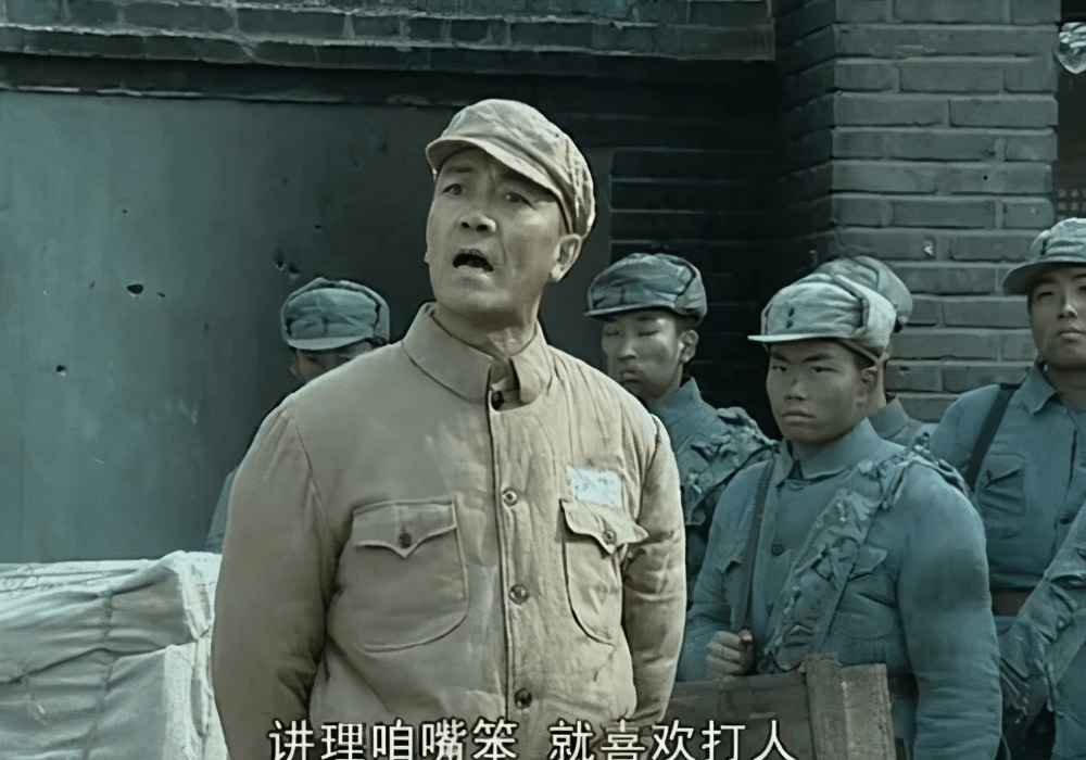 不同往常一本正经的军人形象,这个团长脾气火爆,口吐芬芳,喜欢抬杠,匪