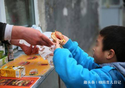 小肚子|“小肚子”抢镜了,网友:吃的太香了小女孩路边吃串走红