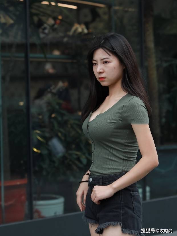 姐姐|身材“饱满”的女人，穿紧身的服装效果就是好！