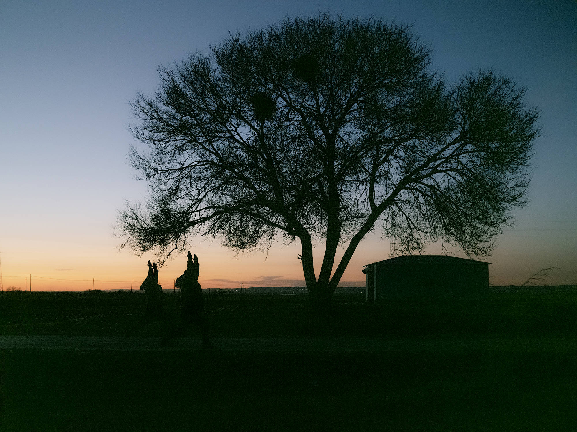 瑜伽进村：八旬老太徒手倒立