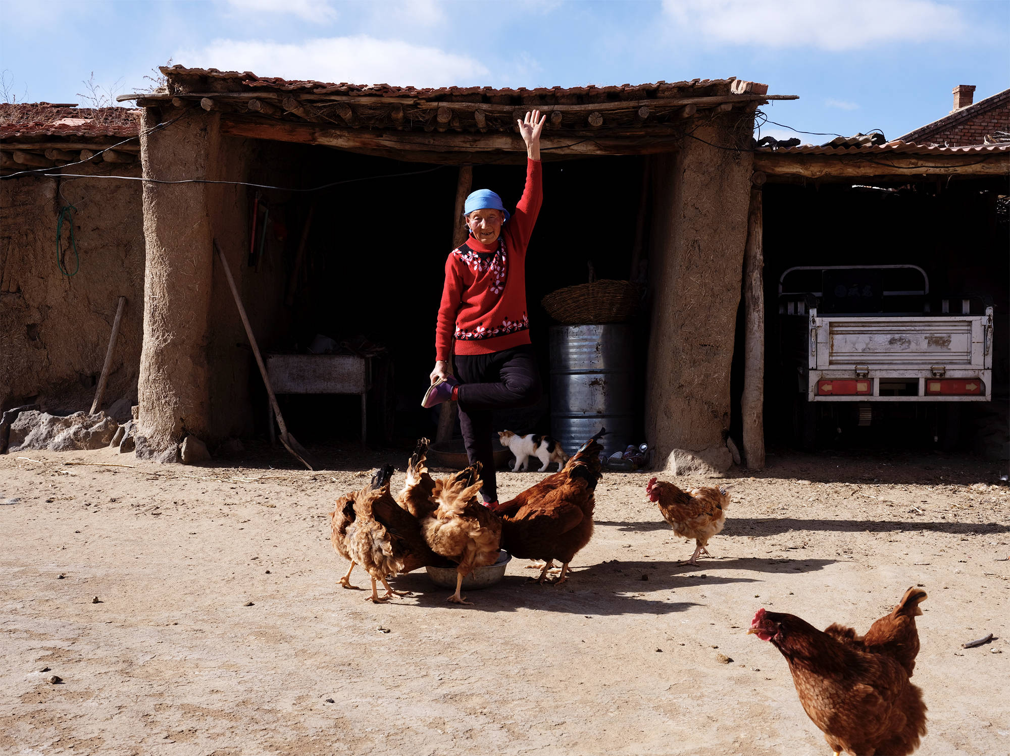 瑜伽进村：八旬老太徒手倒立
