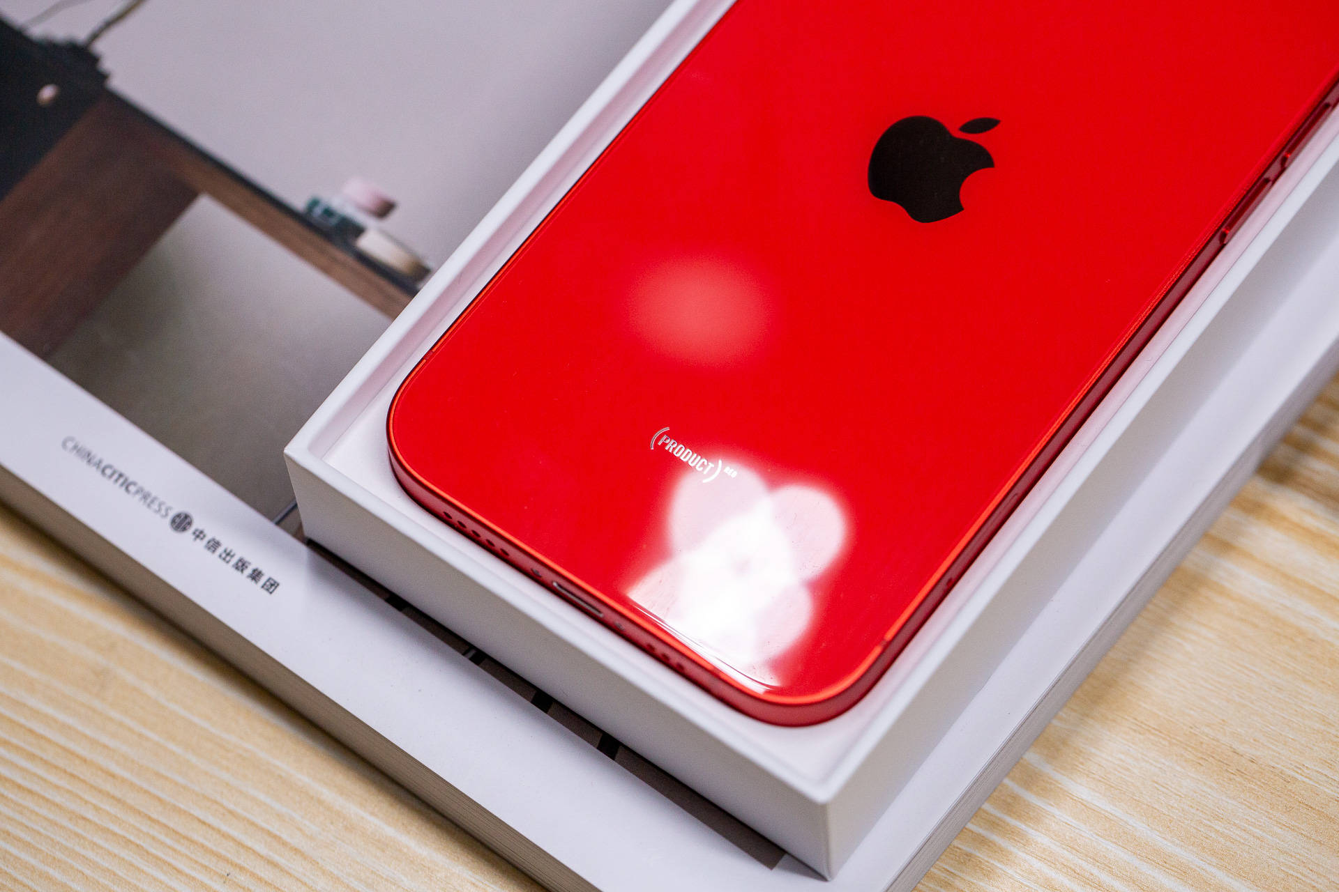印象是从iphone 7开始苹果推出了红色特别版的iphone,而且可以从底部