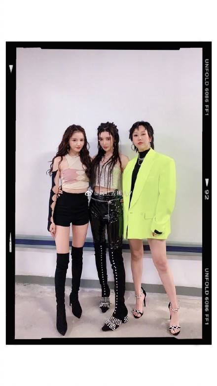 林允|晚会同框生图，杨超越头肩比真的好，欧阳娜娜脸比林小宅大一圈？