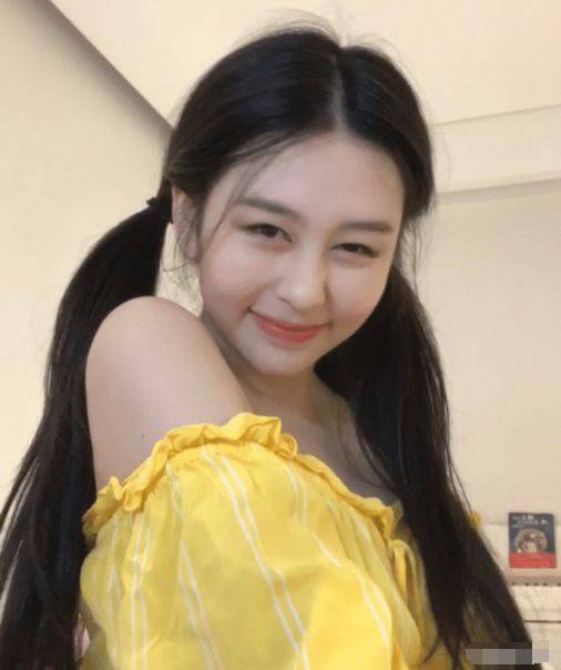 邱淑贞女儿淡妆出镜颜值爆表, 少女娇羞完美展现
