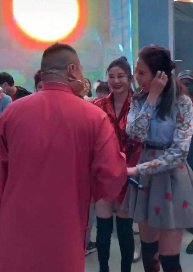 岳云鹏人缘太好，黄奕蔡少芬主动握手拥抱？手