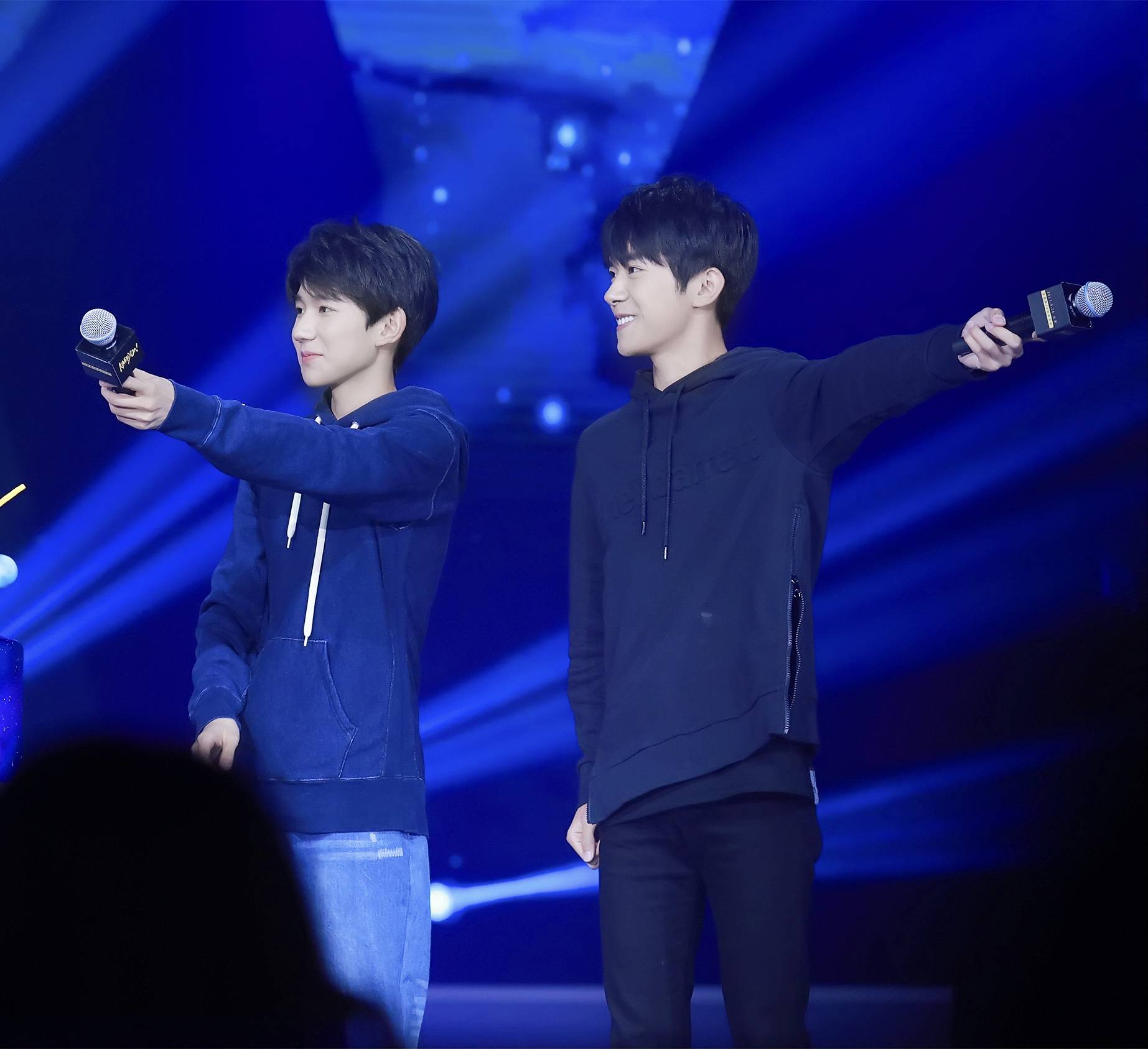 易烊千玺唱歌被粉丝接话 b2982e6422ef48ba98ca2f0482d48292.jpeg