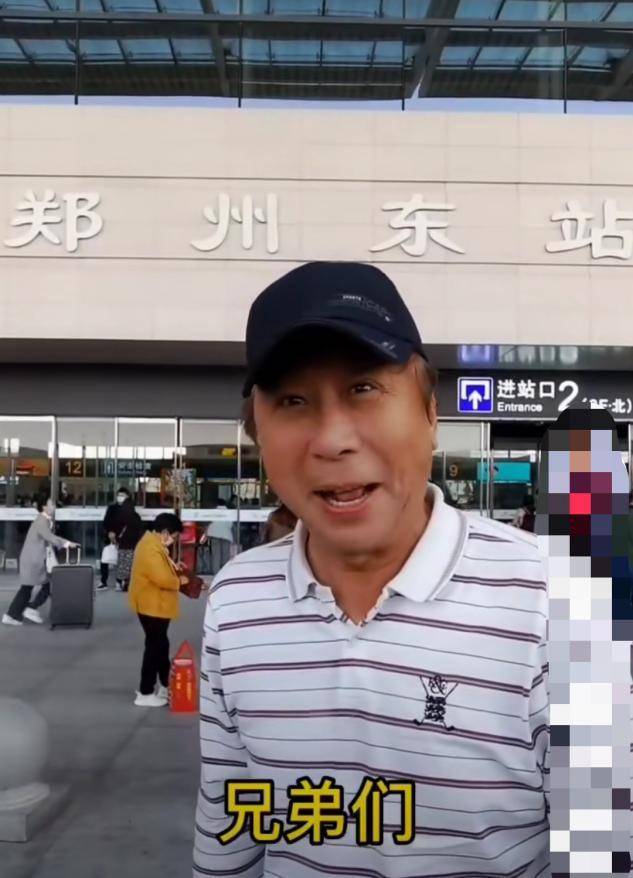 63岁冯巩现身郑州火车站 不见儿孙陪伴 孤单落寞无粉丝问候