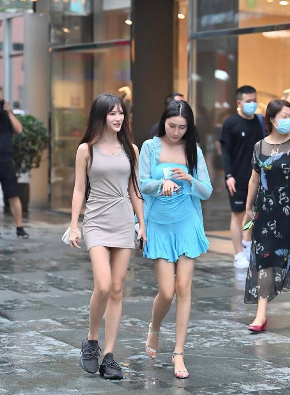 路人街拍,简约的背心搭配蓝色打底裤,时髦又气派