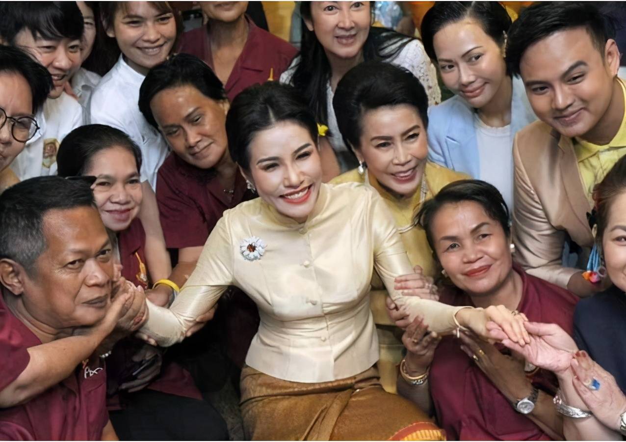 连换|诗妮娜衣品提升了！连换两身传统裹身裙，黄色明艳黑色高冷显稳重