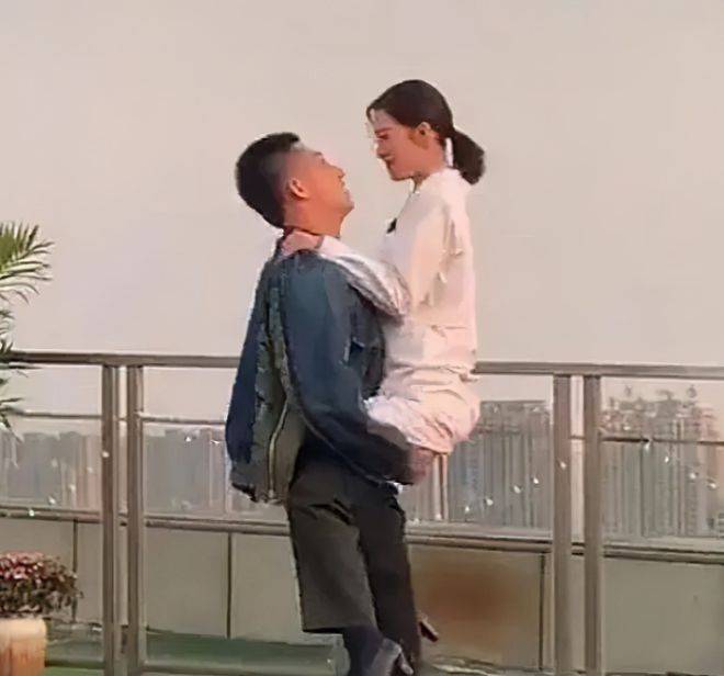 黄景瑜戏外摸吴谨言耳垂还弄脖子 被吐槽性骚扰