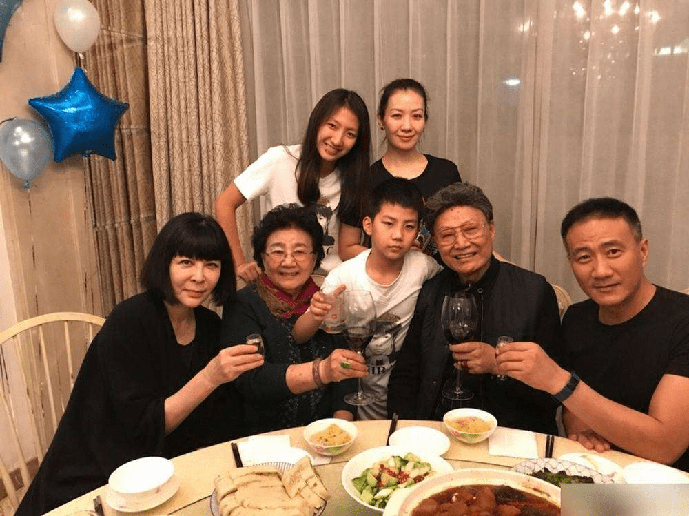 胡军儿子12岁长变样,“霸总”气质明显