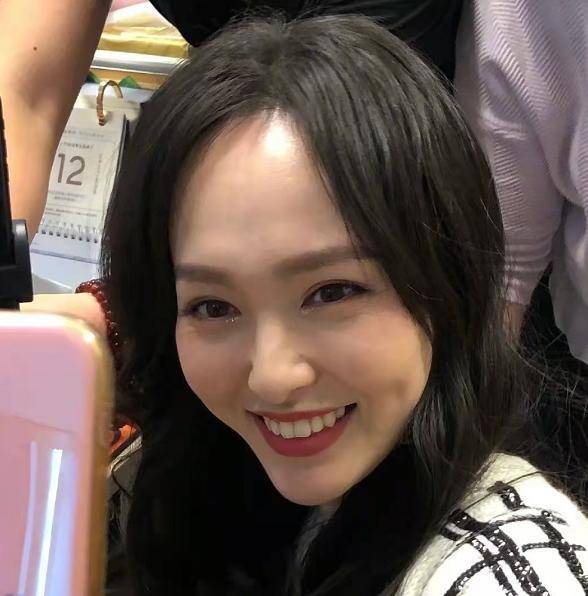 37岁唐嫣太甜啦穿超短裤大方秀出筷子腿不输超模罗晋真有福了