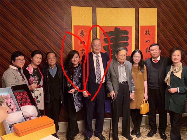 宝刀未老81岁钢琴大师刘诗昆再喜当爹小娇妻才44岁