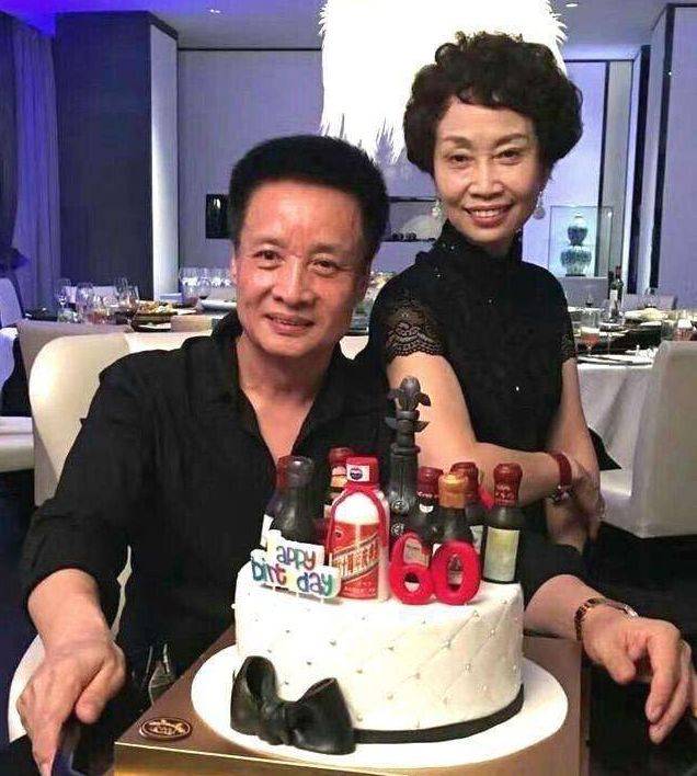 阎维文和妻子生活近照,呵护癌症妻子25年,今62岁生活幸福