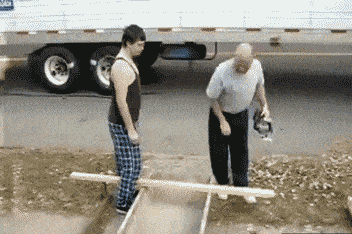 爆笑gif:两虎相斗必有一伤,都是一家人何必了